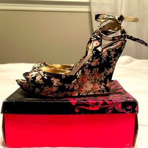 Qupid Ceduce Floral Fabric Wedges